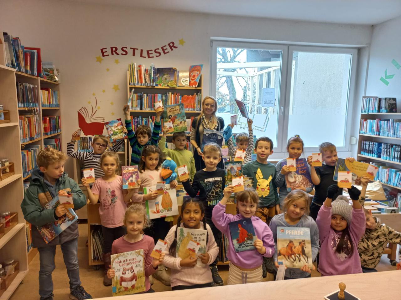 Besuch einer ersten Klasse in der Bücherei