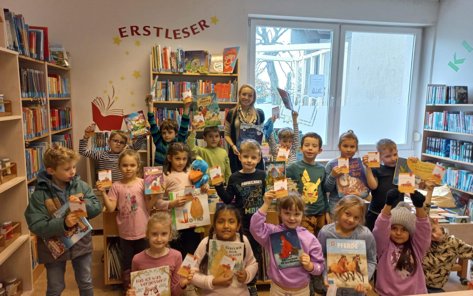 Besuch einer ersten Klasse in der Bücherei